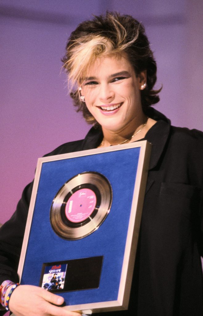 Stephanie hercegnő aranylemezével a kezében, 1986. (Fotó: Jean-Jacques BERNIER/Gamma-Rapho via Getty Images)
