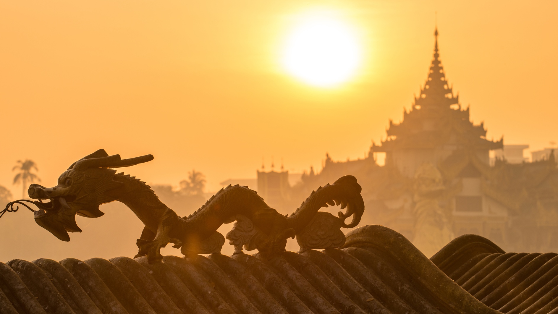 Sárkány szobor Mianmarban