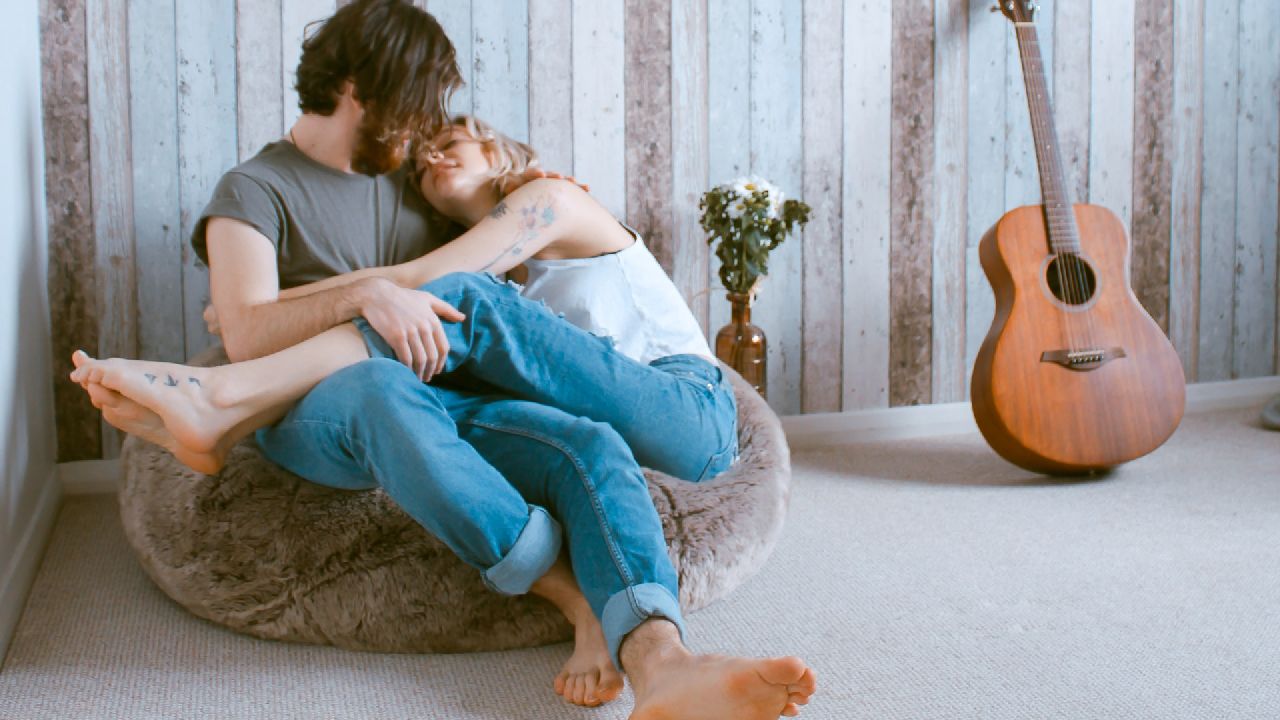Szerelmespár babzsákon, gitárral