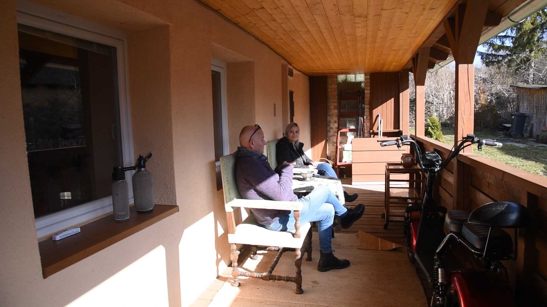 Férfi és nő ül a teraszon