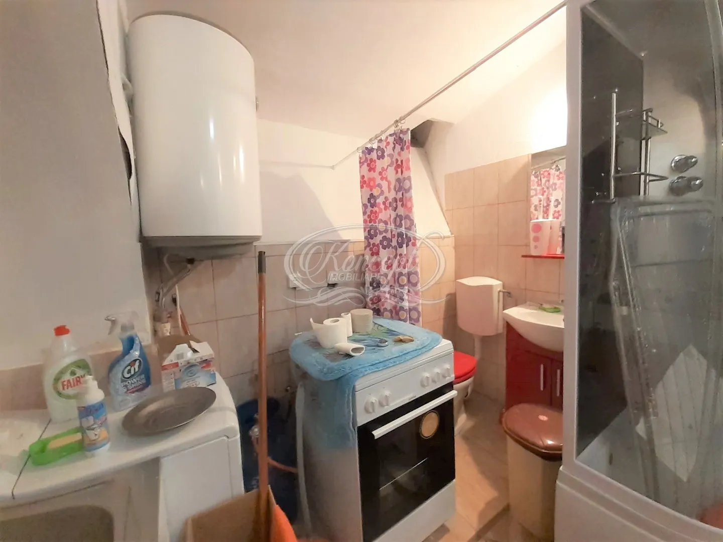 Csak egy függöny választja el a vécét a konyhát a garzonban