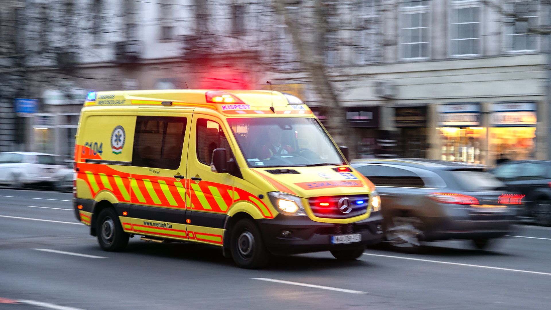 Szirénázó mentőautó a forgalomban