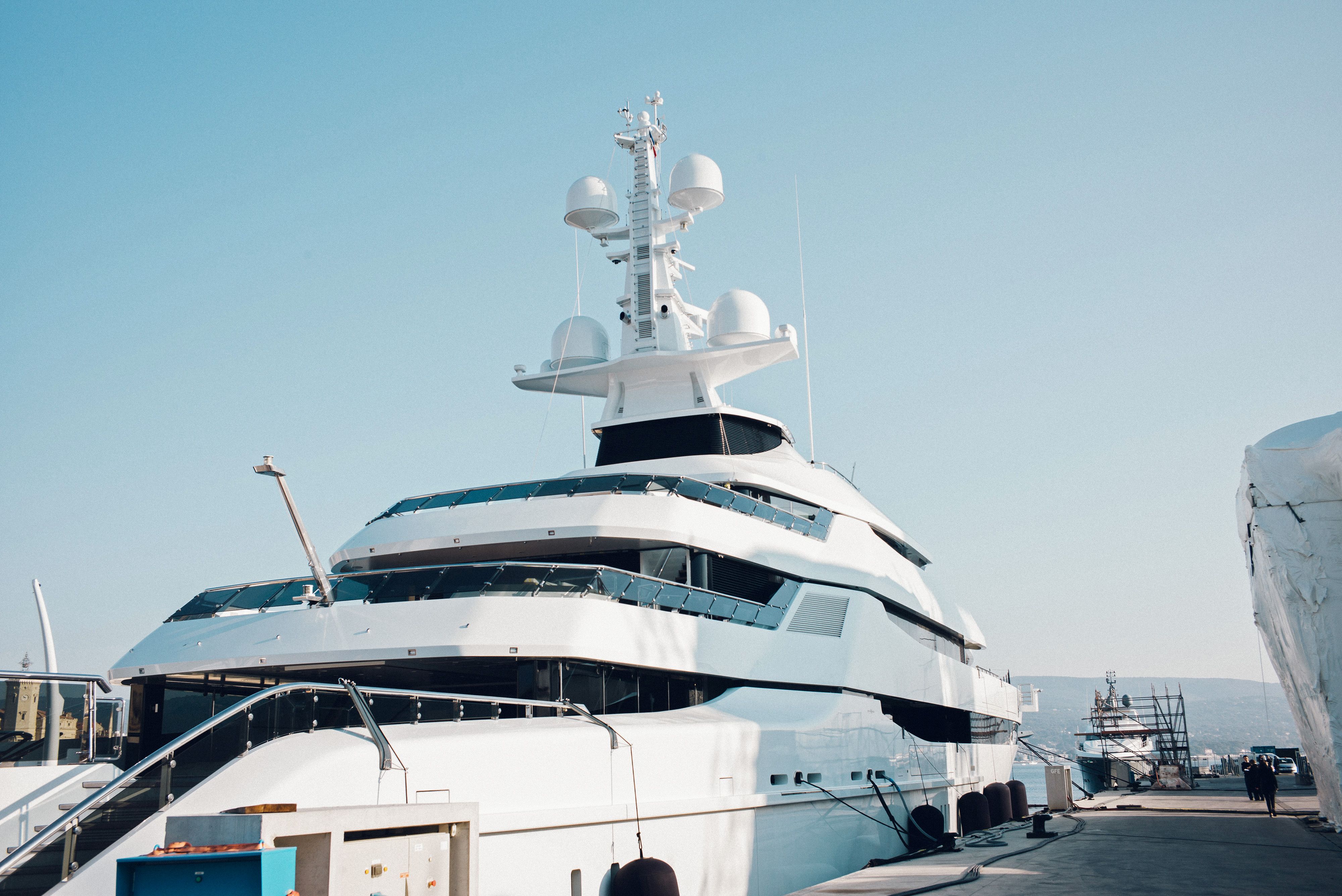 Az Amore Vero luxusjacht, mely Igor Sechins érdekeltségeihez kötődik. 