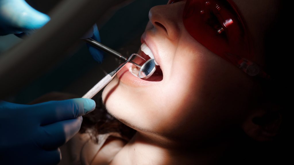 Fiatal nő a fogorvosi székben