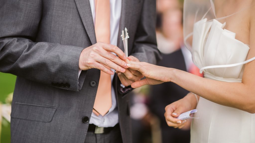 Gyűrűt húz a vőlegény a menyasszony ujjára