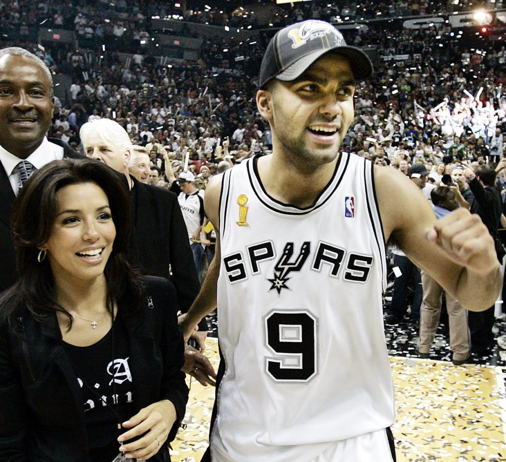 Eva Longoria és Tony Parker a San Antonio Spurs 2005-ös NBA döntője után (Fotó: Profimedia)