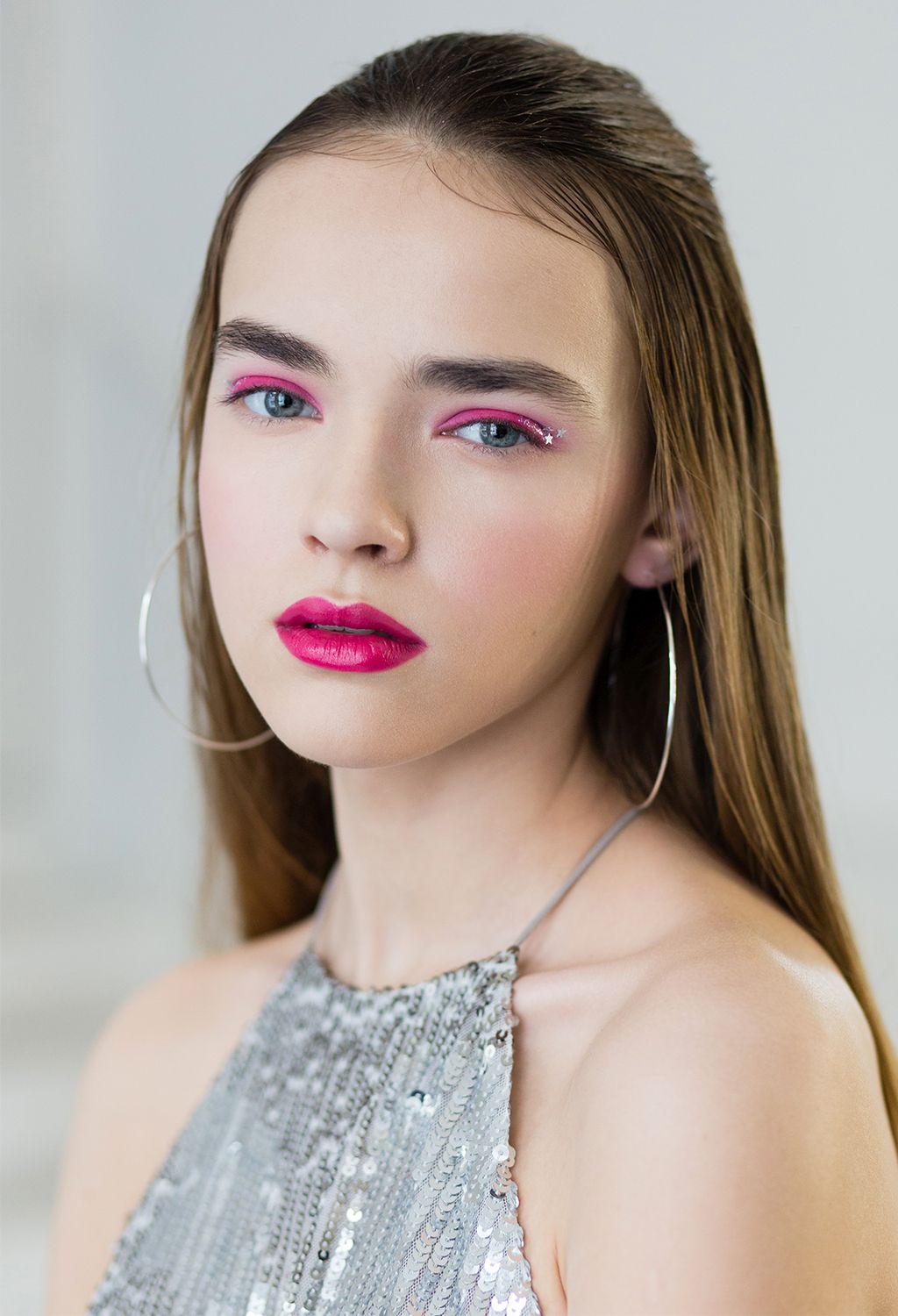 modell dús szemöldökkel