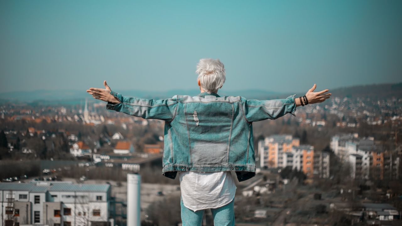 Nő kitárt karokkal