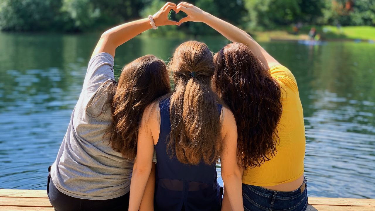 Három barátnő a vízparton