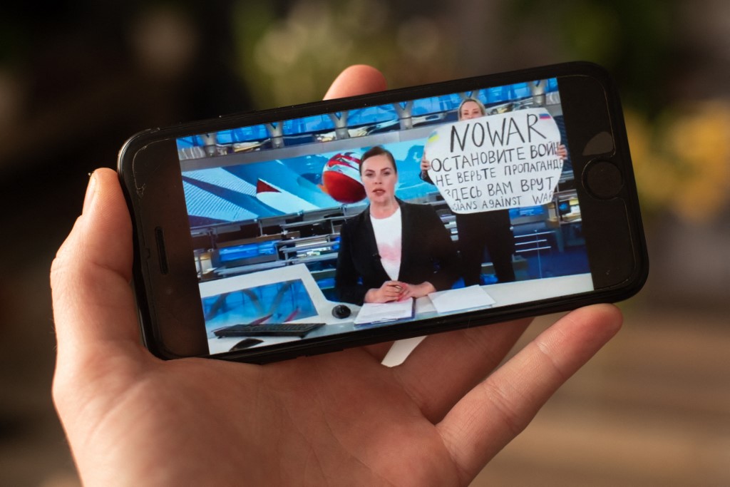 Marina Ovszjannikova élő adásban tiltakozott az orosz-ukrán háború ellen