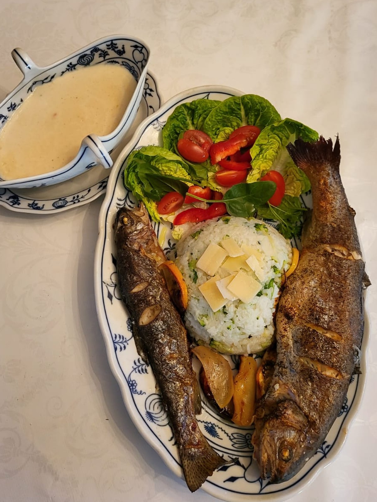 Pisztráng grillezett körtével, tartárral, brokkolis, parmezános rizzsel és bébispenótos szívsalátával