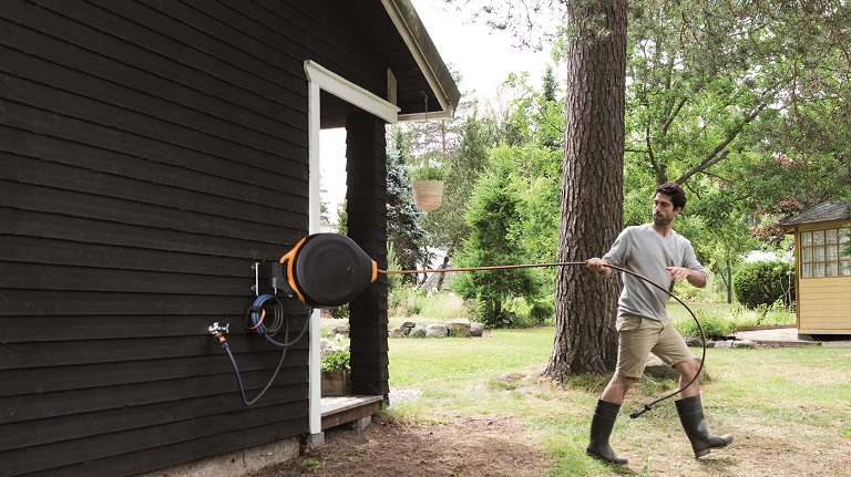 Mi nem a falra szerelhető modellel dolgoztunk, de arról is éppen ilyen "tekeredett le" a tömlő