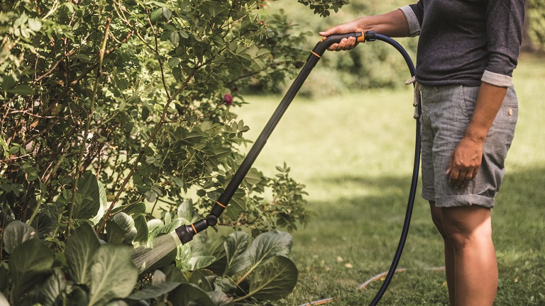 Ha nyáron csak napközben van időd öntözni, ügyelj rá, hogy minél kevesebb víz érje a növényeik leveleit (fotó: fiskars.hu)
