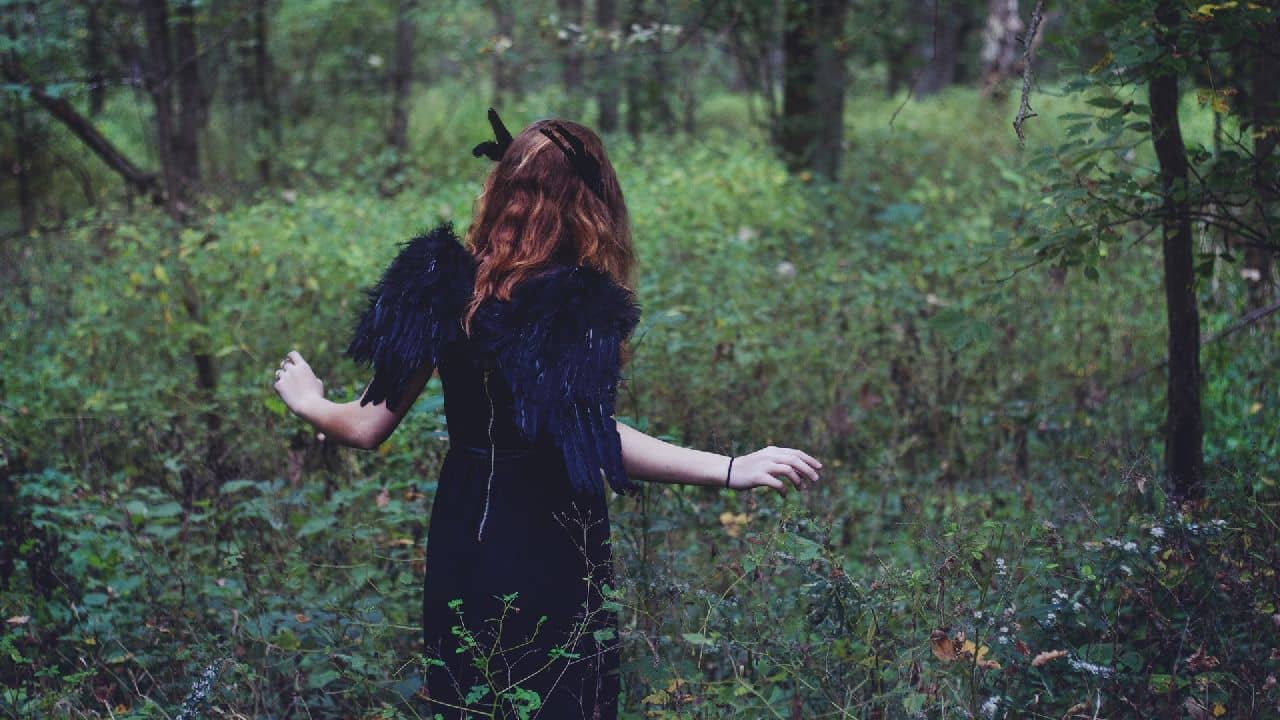 Lány fekete angyalszárnyakkal