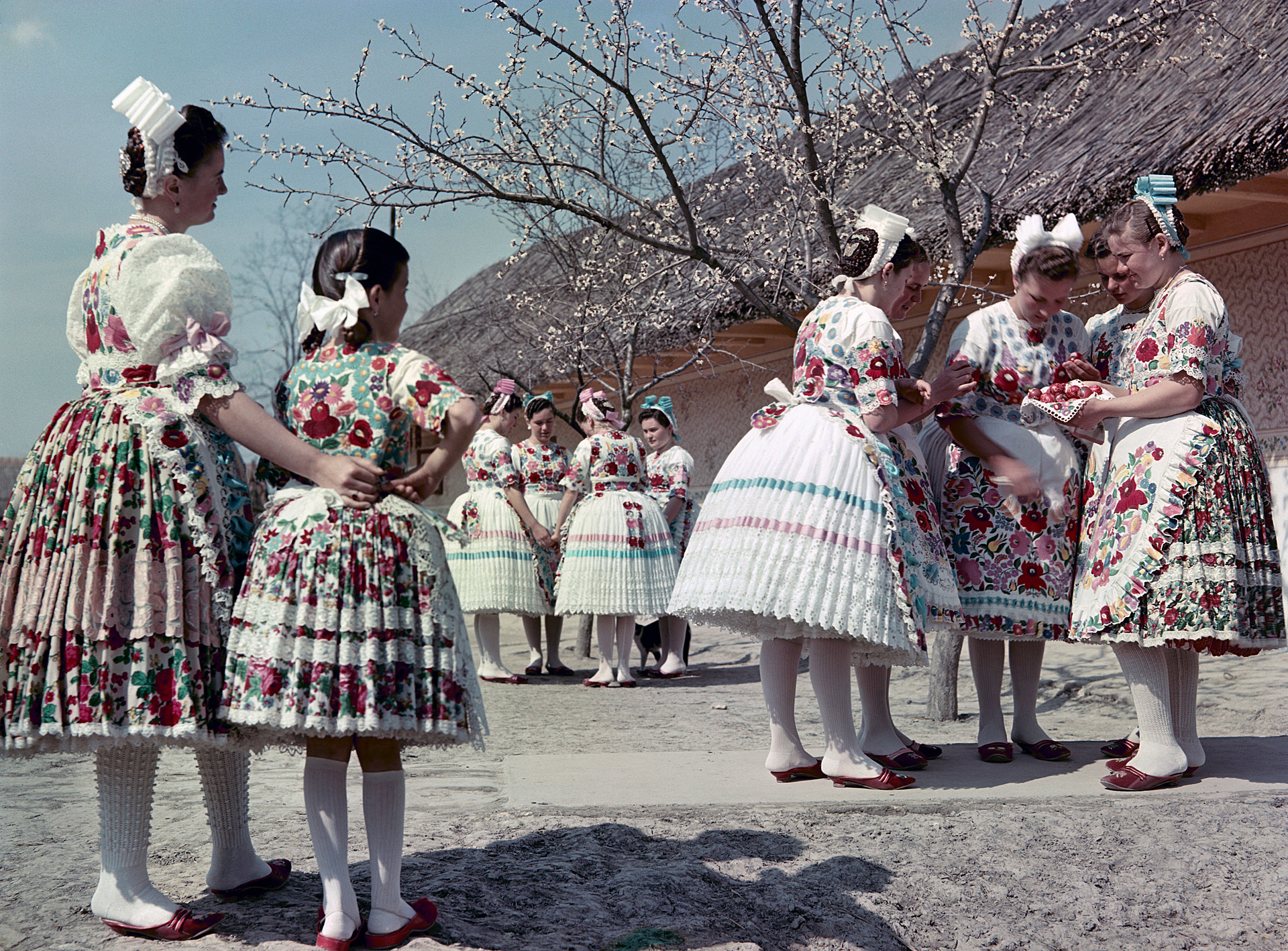 húsvéti locsolás locsolkodás fortepan húsvéti tojás tojásfestés