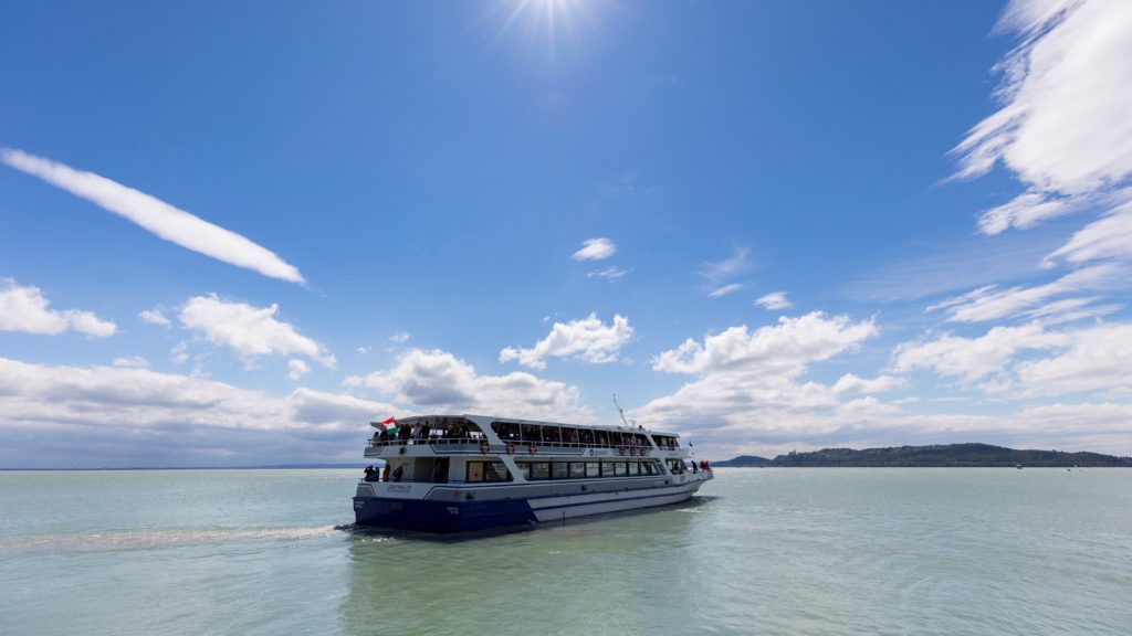 A Szent Miklós hajó indulás után Balatonfüreden