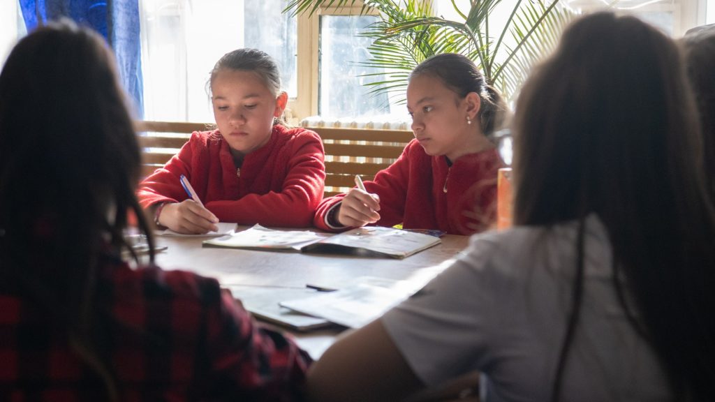 Menekült gyerekek angolórán 