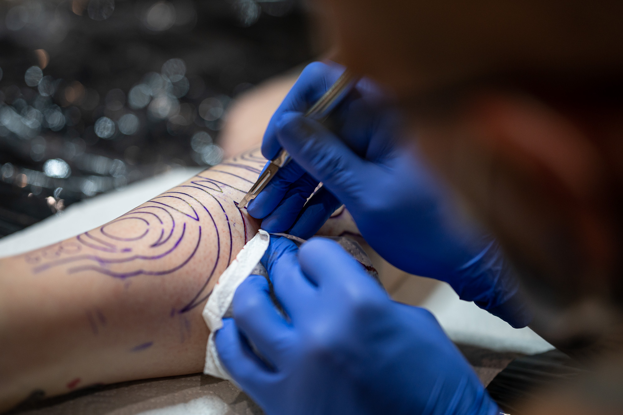 Zagyvai Gábor tetoválóművész hegtetoválás közben