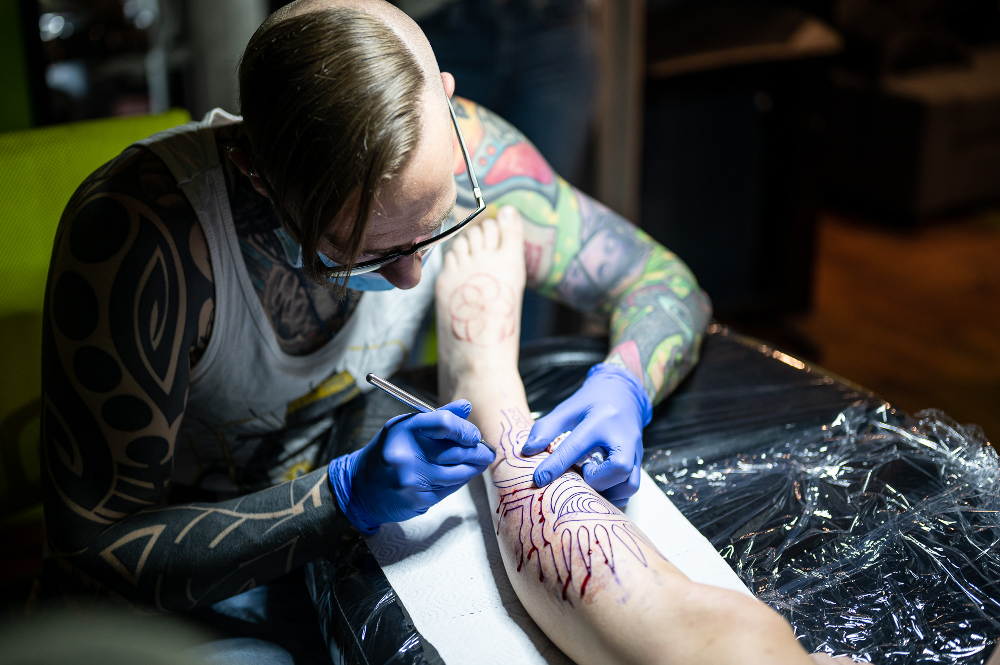 Zagyvai Gábor tetoválóművész hegtetoválás közben