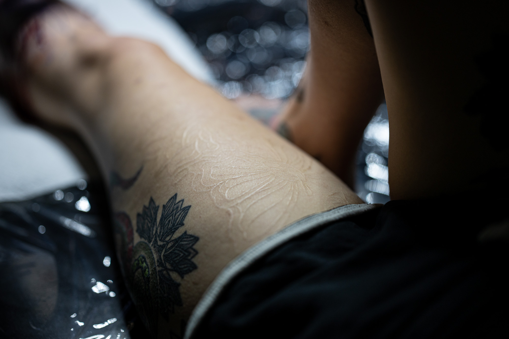 Zagyvai Gábor tetoválóművész hegtetoválás közben