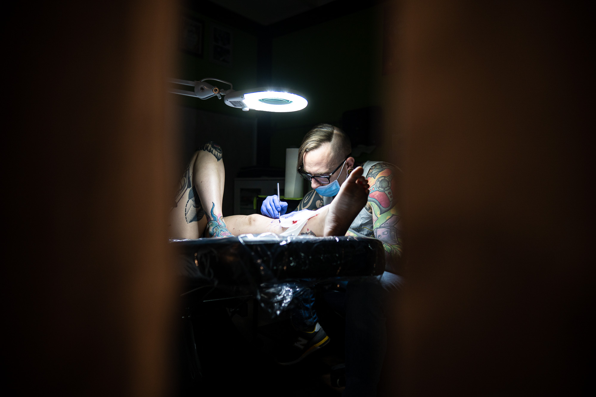 Zagyvai Gábor tetoválóművész hegtetoválás közben