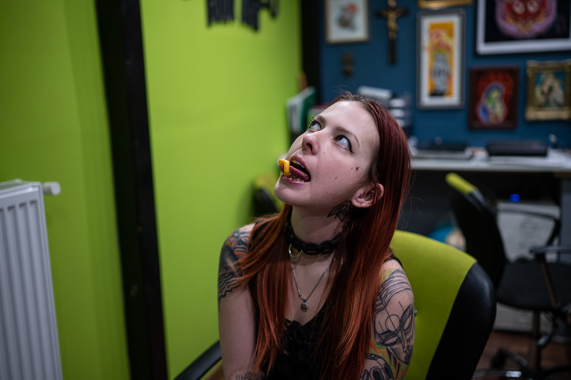 Zagyvai Gábor tetoválóművész hegtetoválás közben