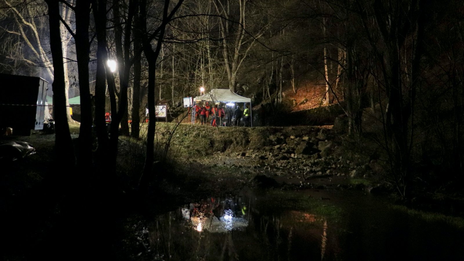 Mentőbúvárok és a barlangi mentők a Jósvafő határában nyíló Kossuth-barlangnál, ahol merülés közben eltűnt egy barlangi búvár