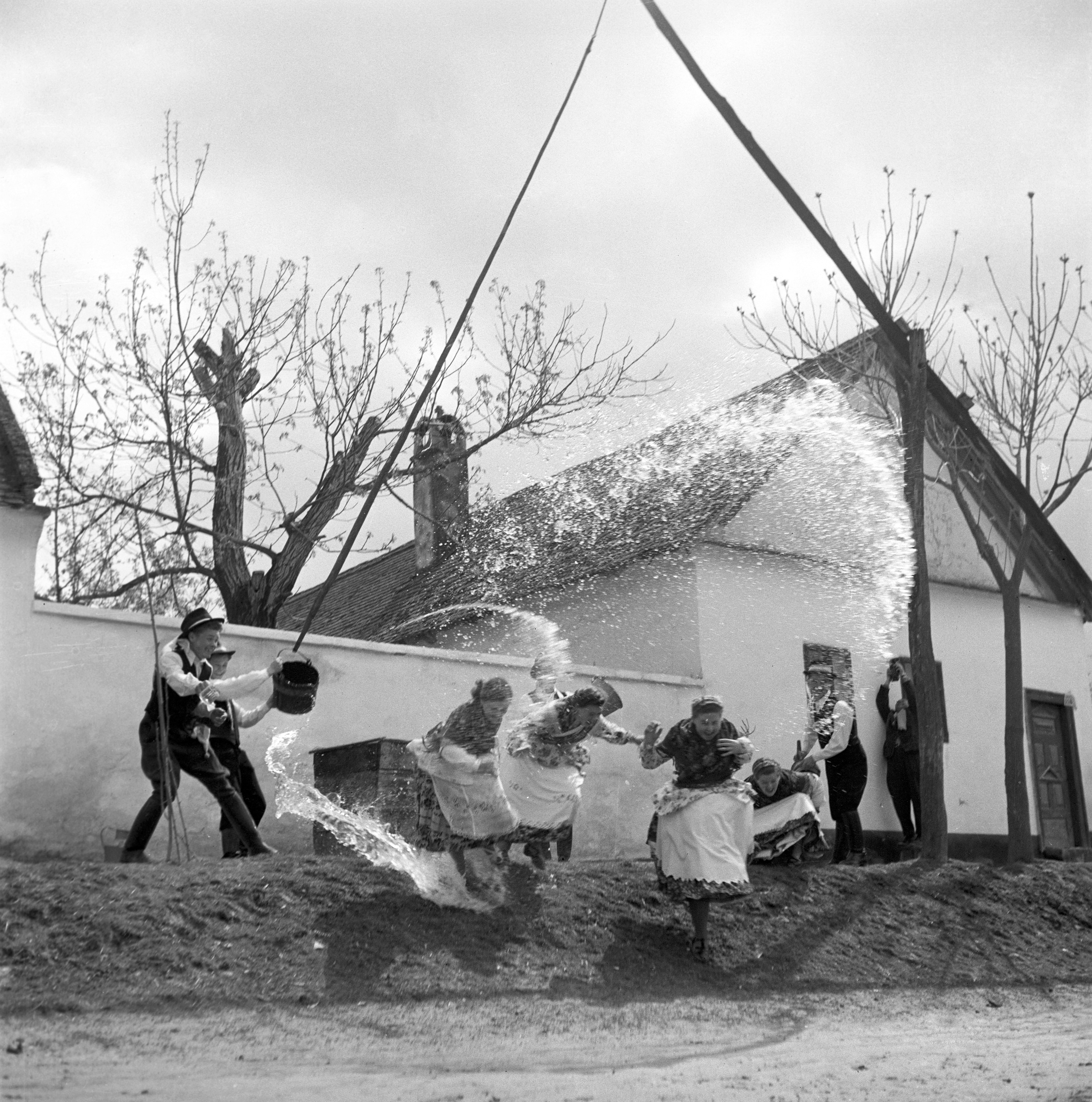húsvéti locsolás locsolkodás fortepan húsvéti tojás tojásfestés