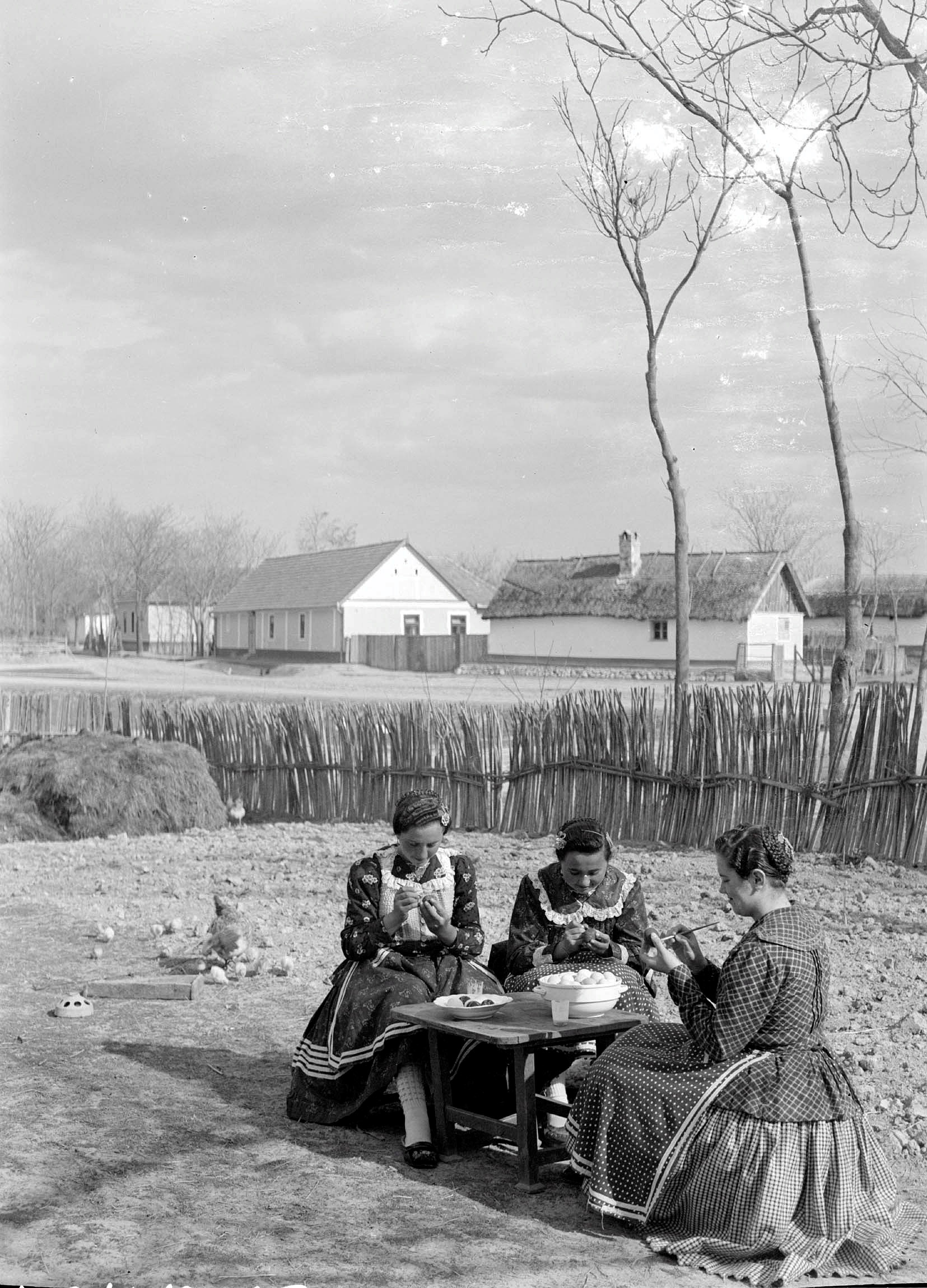 húsvéti locsolás locsolkodás fortepan húsvéti tojás tojásfestés