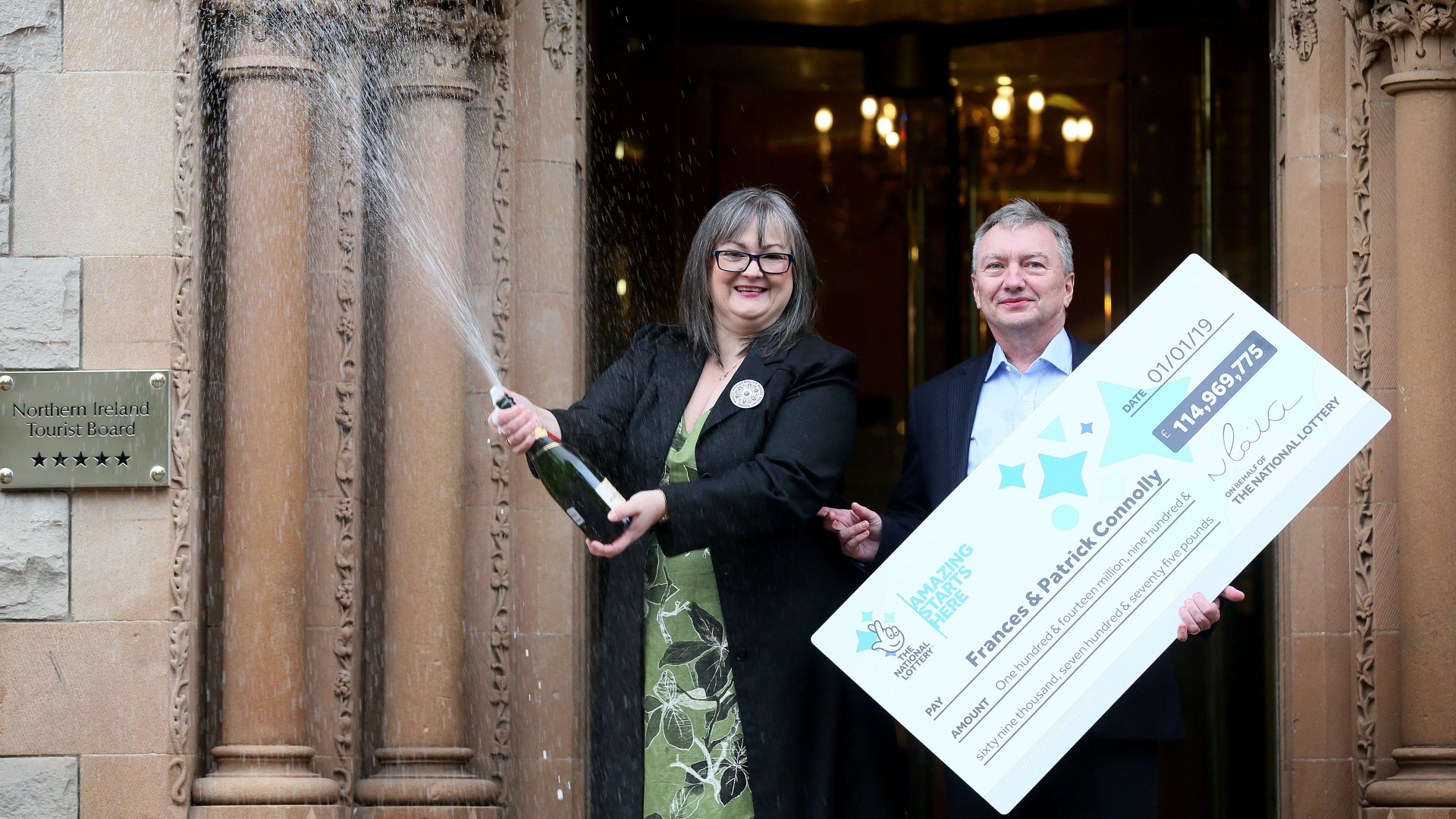 Az EuroMillions lottó nyertesei Frances és Patrick Connolly a Belfast melletti Culloden Hotelben tartott fotózáson 2019. január 4-én
