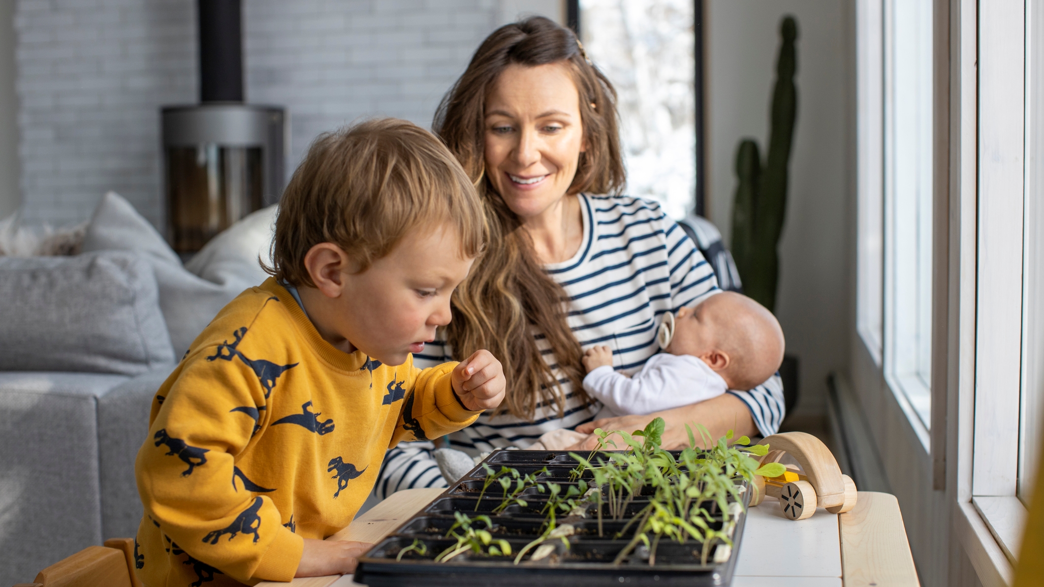 Kisgyermek palántákról gondoskodik