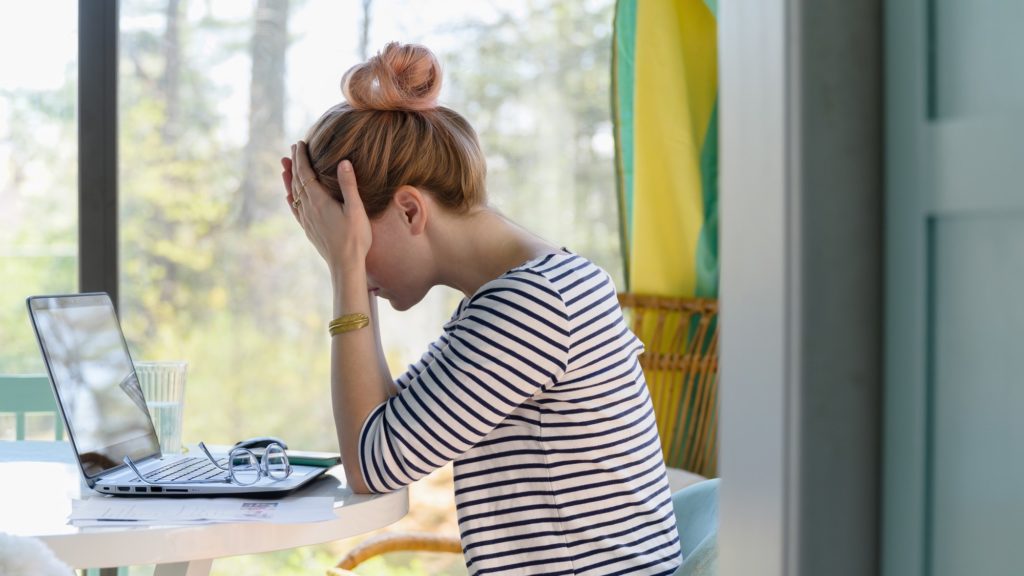 Fáradt nő a számítógép előtt