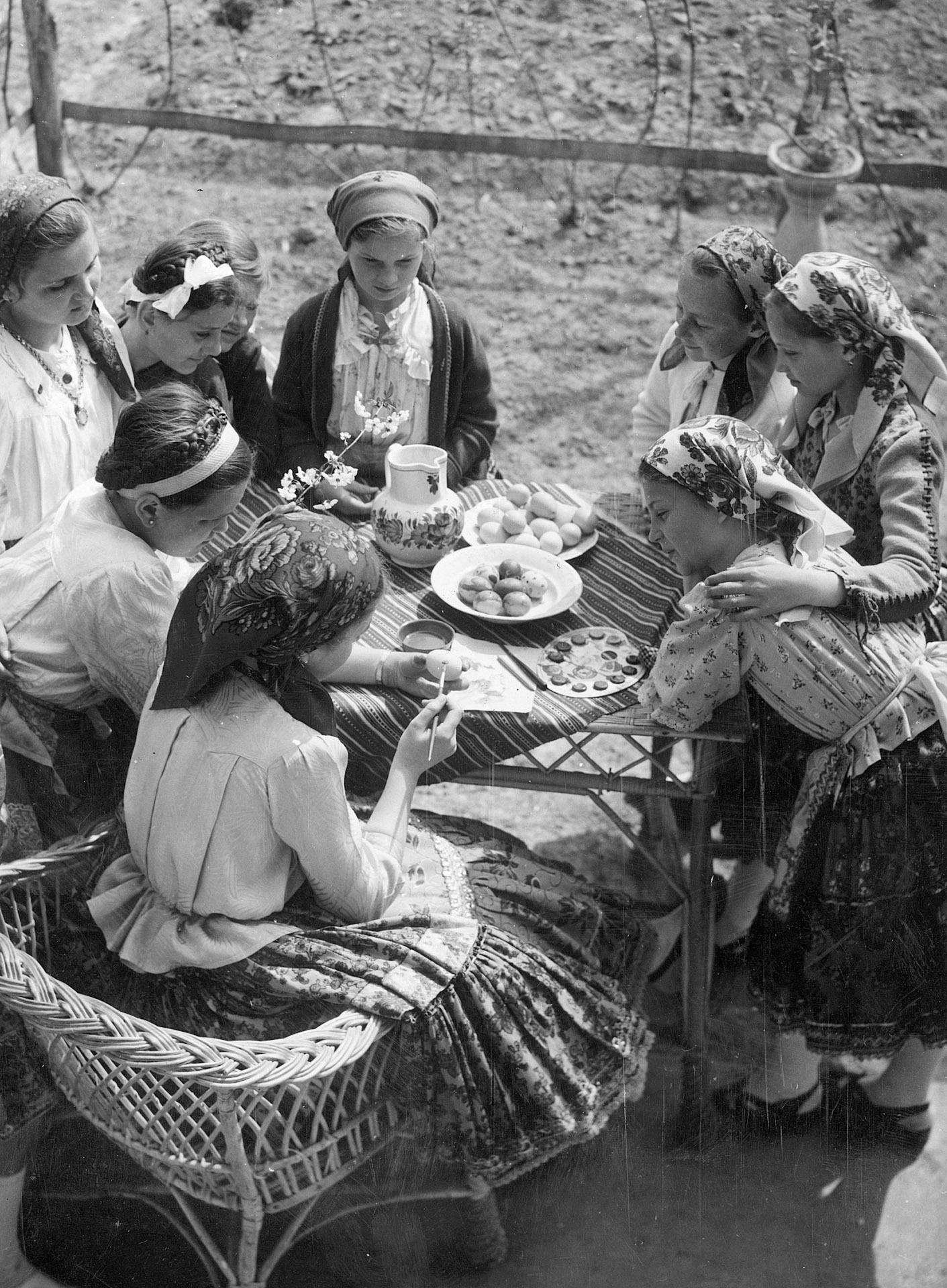 húsvéti locsolás locsolkodás fortepan húsvéti tojás tojásfestés