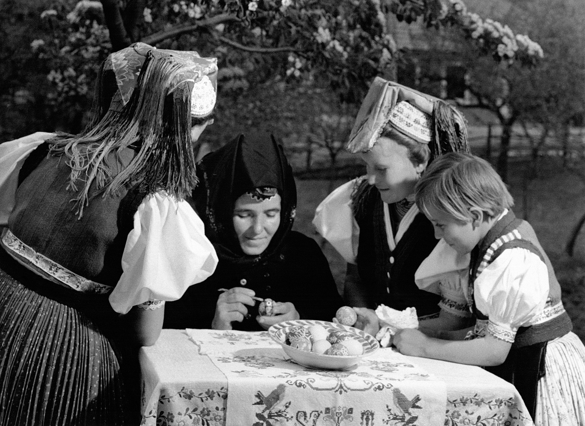 húsvéti locsolás locsolkodás fortepan húsvéti tojás tojásfestés