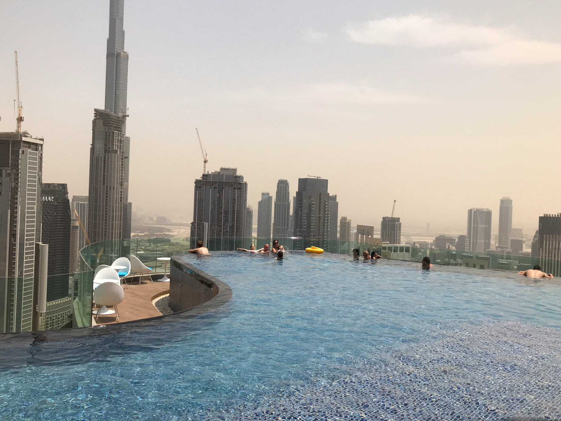 Medence a város felett