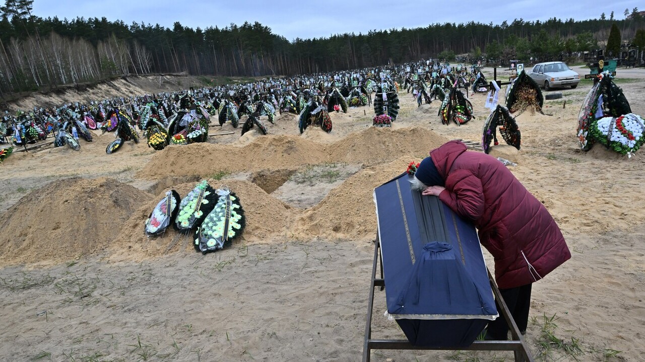 Irpiny, temető, gyászoló asszony