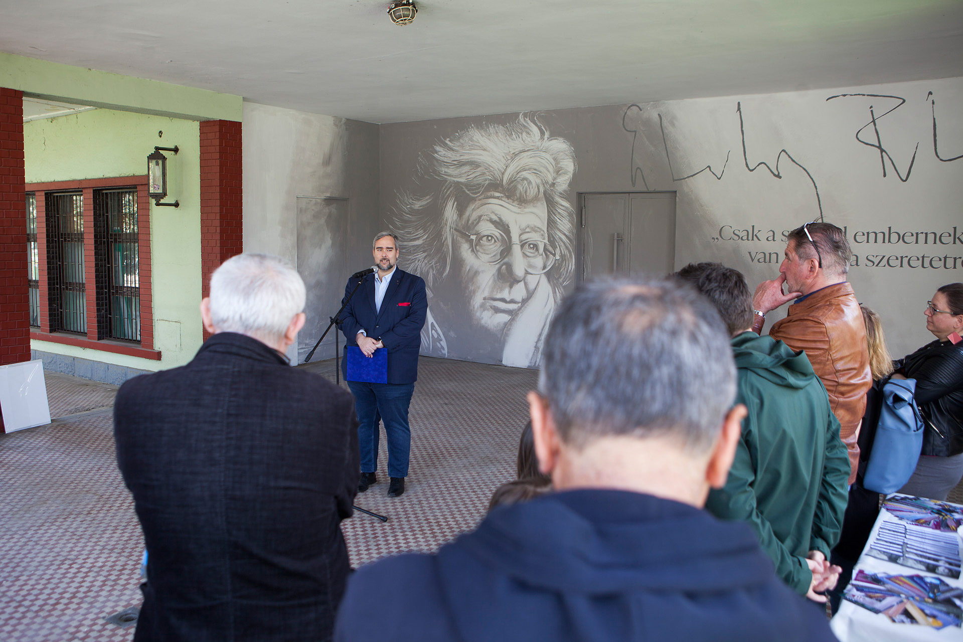 Esterházy Péter-portré a Rómaifürdő HÉV megállóban