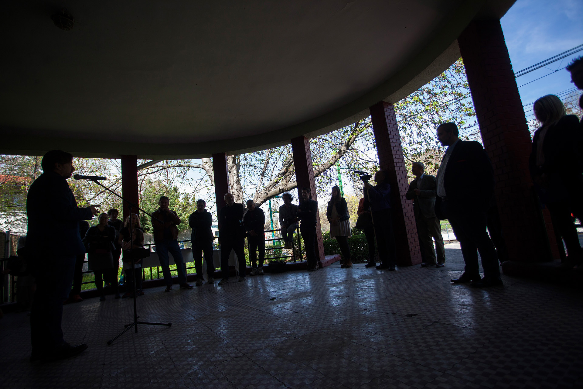 Esterházy Péter-portré a Rómaifürdő HÉV megállóban