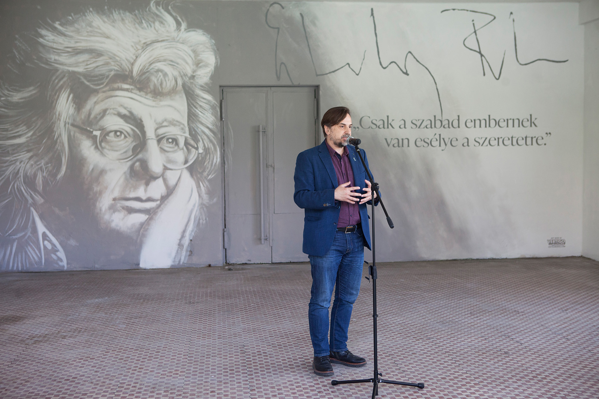 Esterházy Péter-portré a Rómaifürdő HÉV megállóban