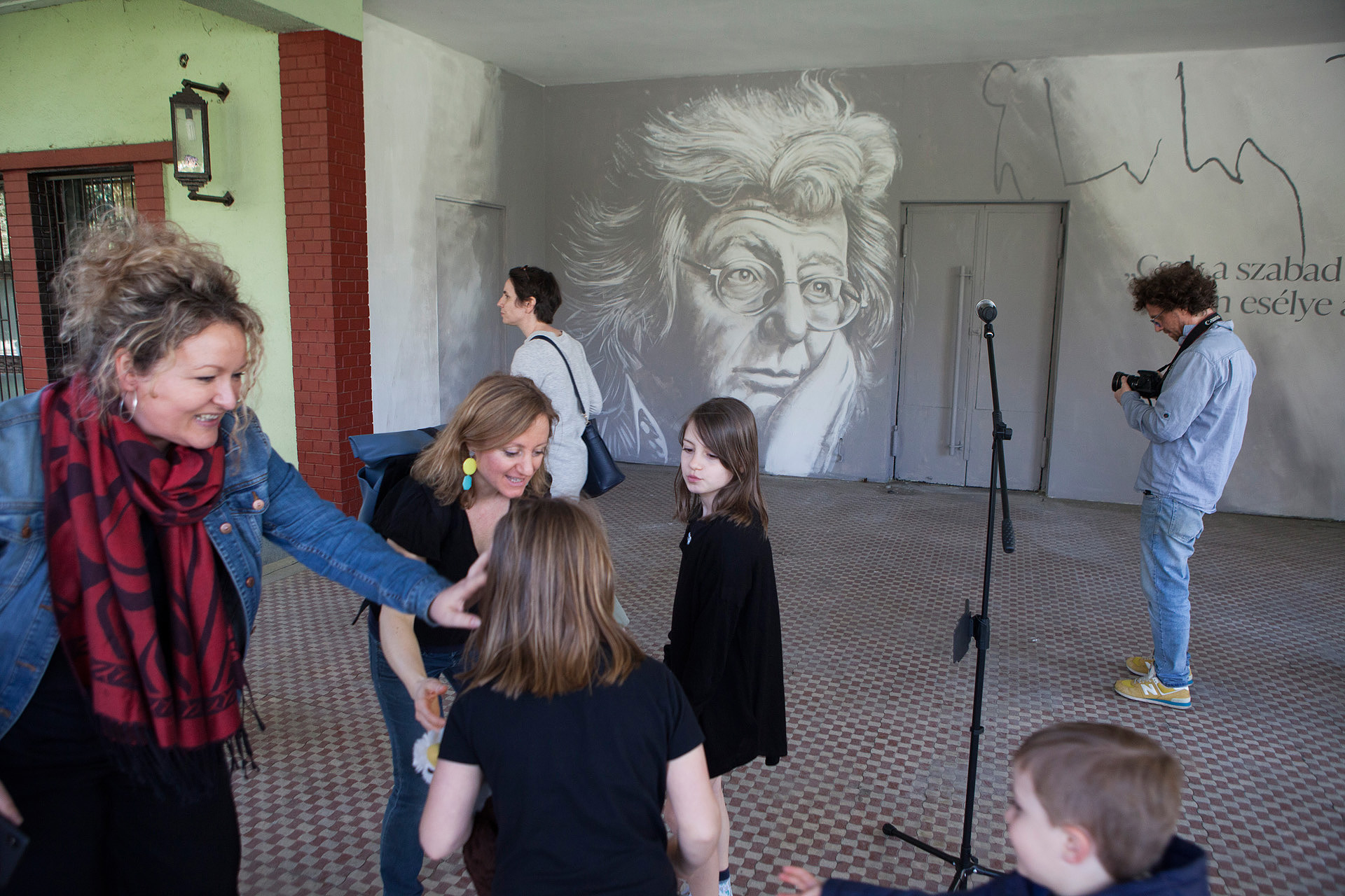 Esterházy Péter-portré a Rómaifürdő HÉV megállóban