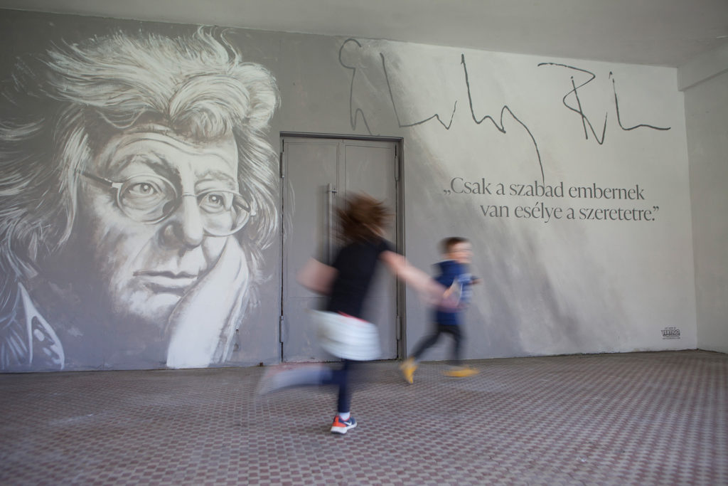 Esterházy Péter-portré a Rómaifürdő HÉV megállóban