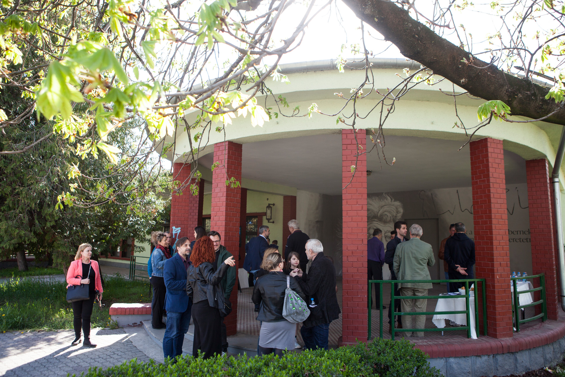 Esterházy Péter-portré a Rómaifürdő HÉV megállóban