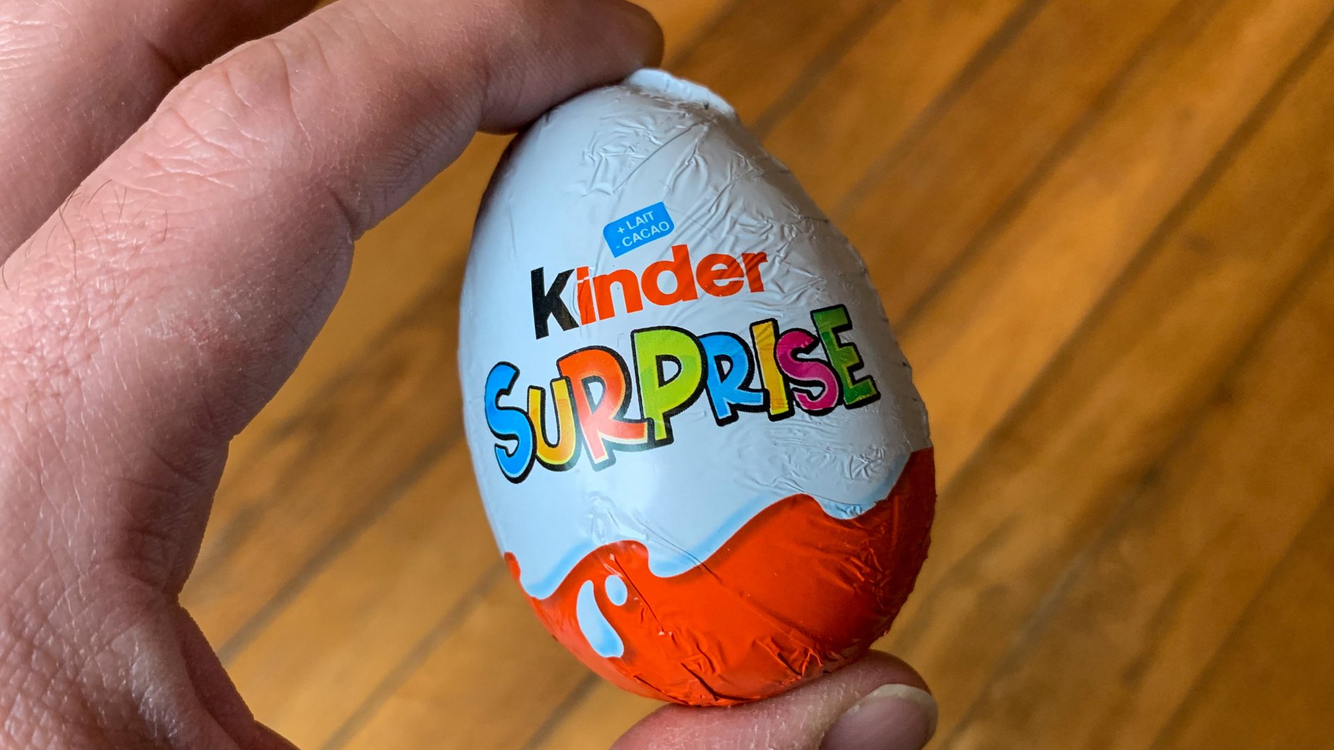 Kinder Surprise csokitojás egy férfi kezében