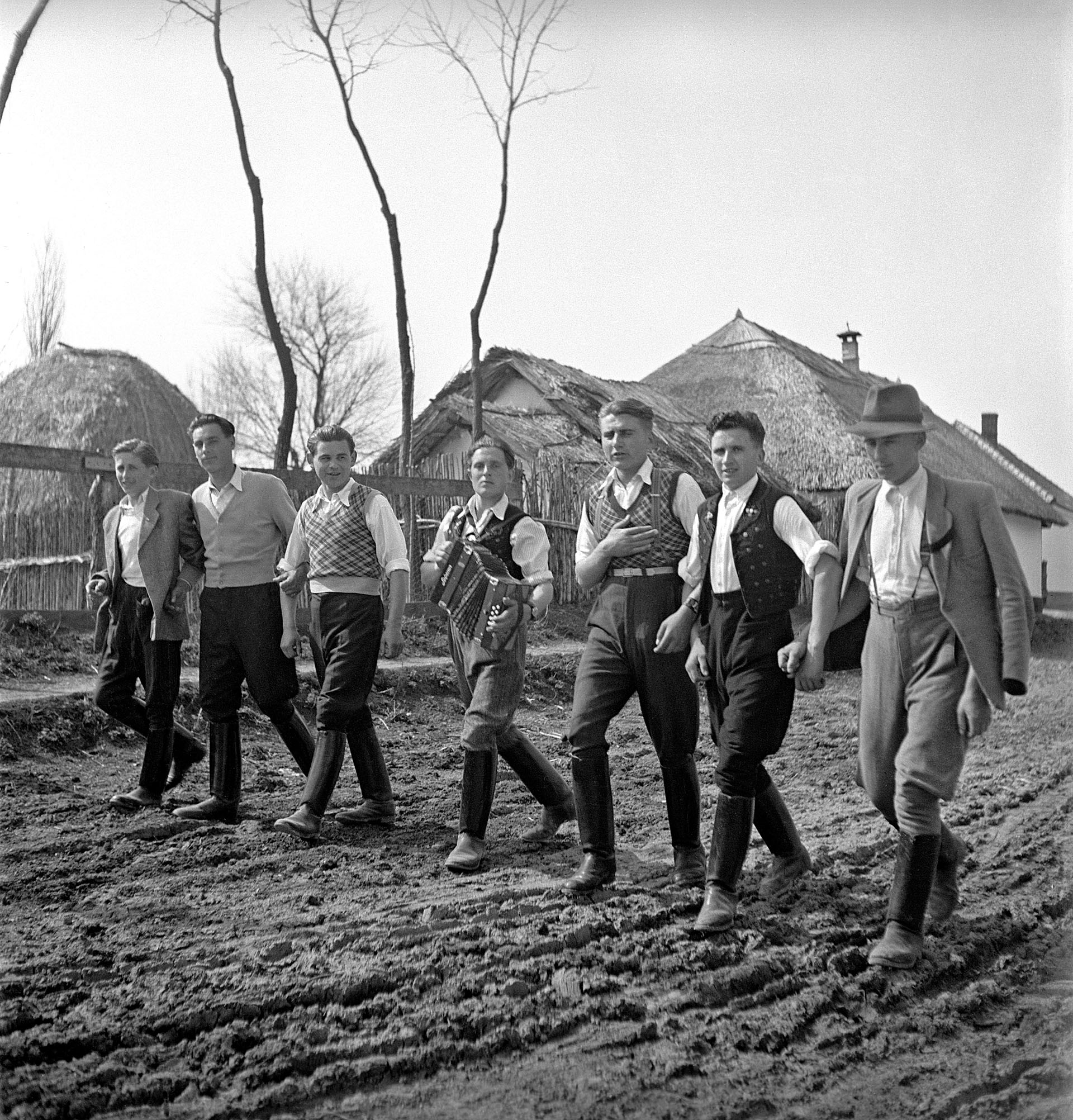 húsvéti locsolás locsolkodás fortepan húsvéti tojás tojásfestés