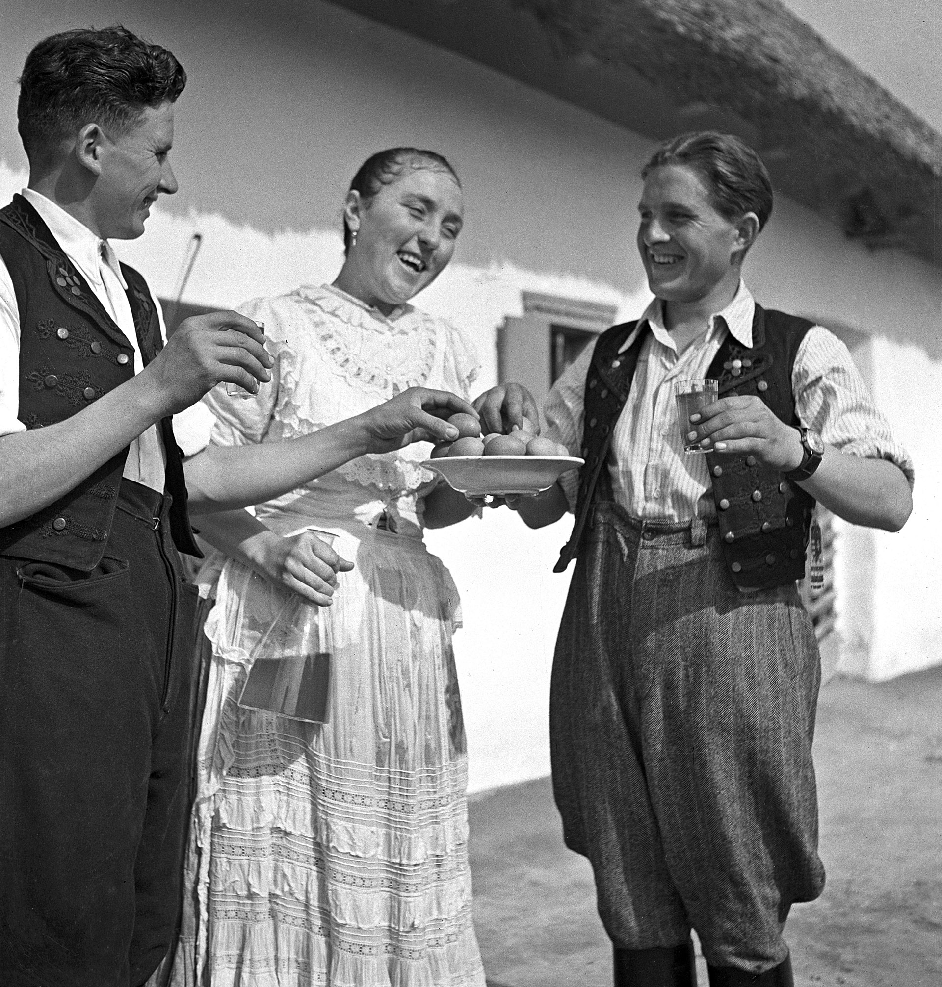 húsvéti locsolás locsolkodás fortepan húsvéti tojás tojásfestés