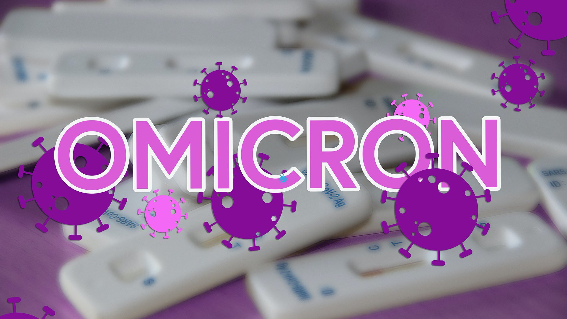 Omikron felirat és koronavírus-rajzok egy gyorstesztekről készült képen