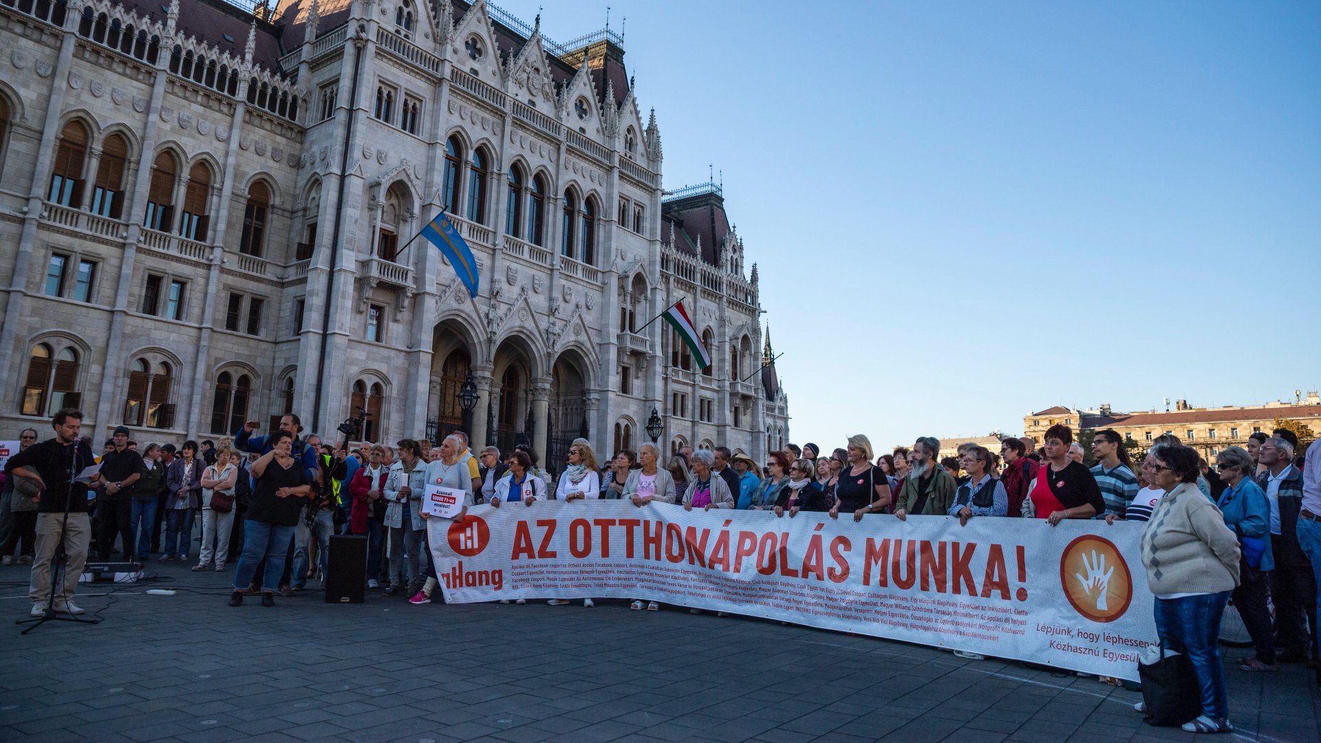 Résztvevõk Az otthonápolás munka! címmel, a Lépjünk, hogy léphessenek! egyesület figyelemfelhívó akcióján a fõvárosi Kossuth Lajos téren 2018. szeptember 28-án