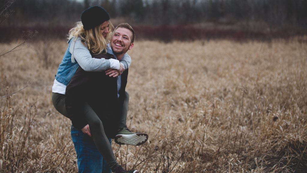 Fiatal pár a réten