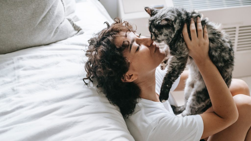 Fiatal nő macskával