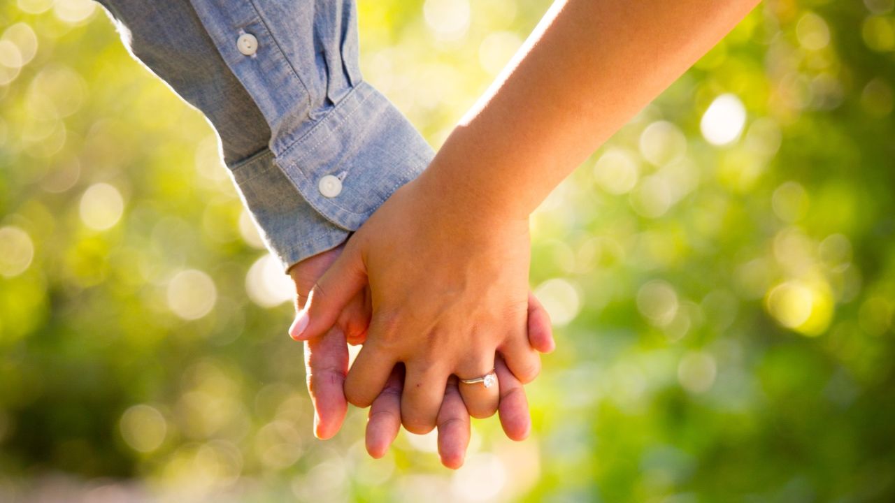 Férfi és nő kézenfogva